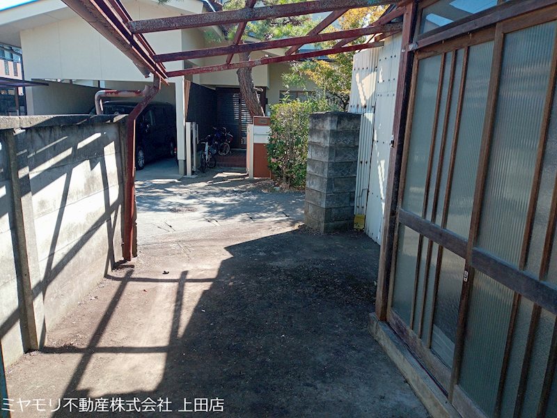 上田市諏訪形　中古戸建 現地写真（駐車場）