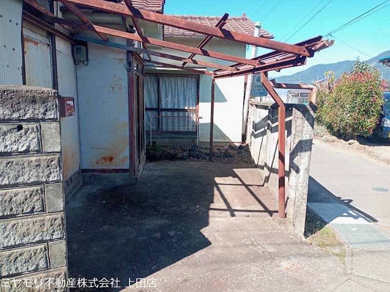 上田市諏訪形　中古戸建 現地写真（駐車場）