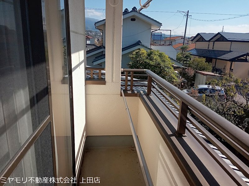 【契約済】　上田市常磐城6丁目　中古戸建 現地写真（バルコニー）