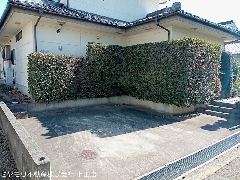 【契約済】　上田市常磐城6丁目　中古戸建 現地写真（駐車場）
