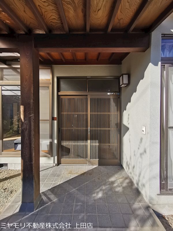 上田市常磐城　中古戸建 現地写真（玄関）