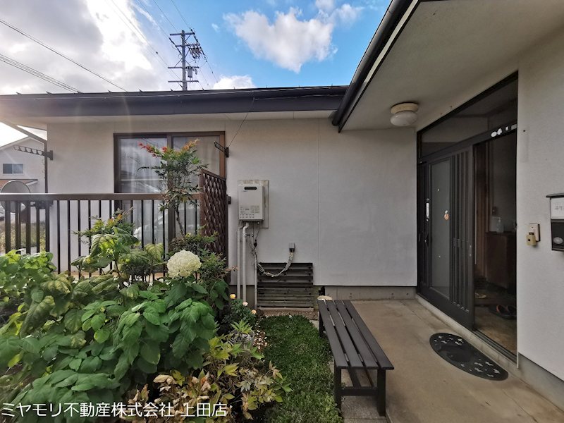 上田市蒼久保 中古戸建 現地写真（玄関）