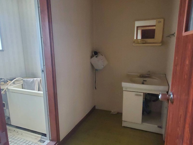 小海町豊里　中古事務所兼住宅 内観写真（洗面台・洗面所）
