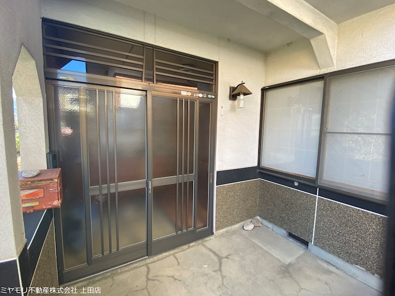 上田市諏訪形　中古戸建 現地写真（玄関）