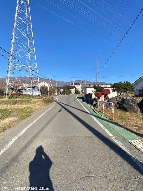 【契約済】東御市新屋　中古戸建 現地写真（前面道路含む現地写真）