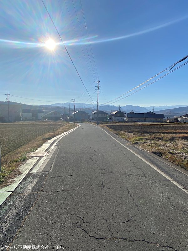【契約済】東御市新屋　中古戸建 現地写真（前面道路含む現地写真）