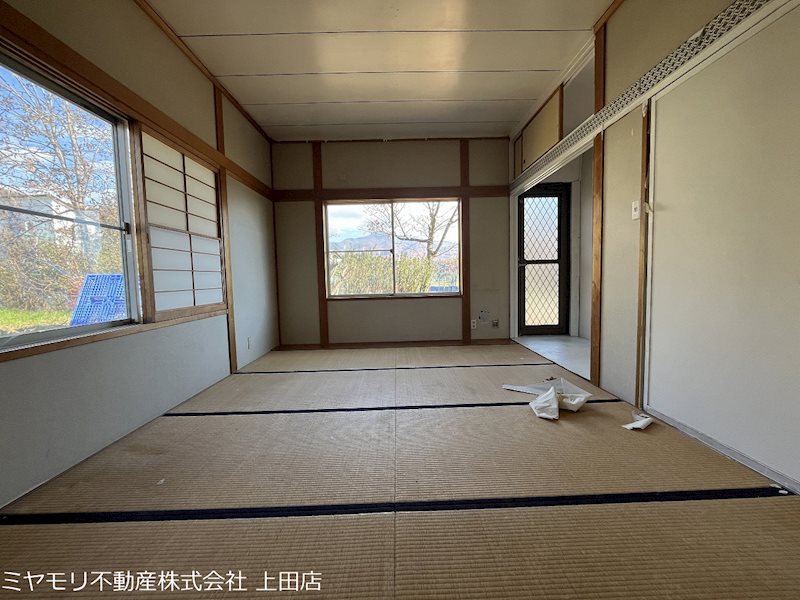 上田市上田　中古戸建 内観写真（リビング以外の居室）