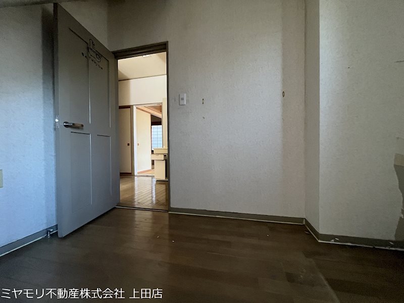 上田市上田　中古戸建 内観写真（リビング以外の居室）