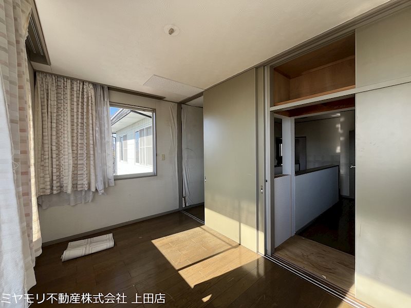 上田市上田　中古戸建 内観写真（リビング以外の居室）