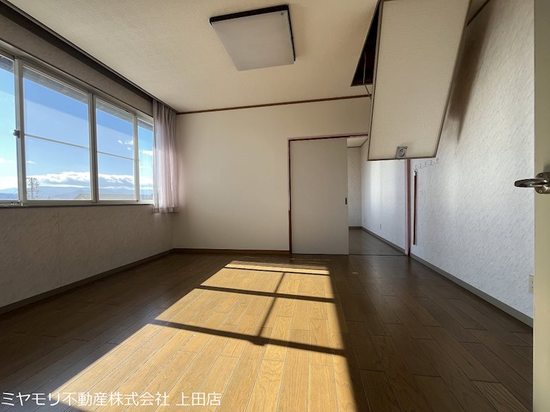 上田市上田　中古戸建 内観写真（リビング以外の居室）