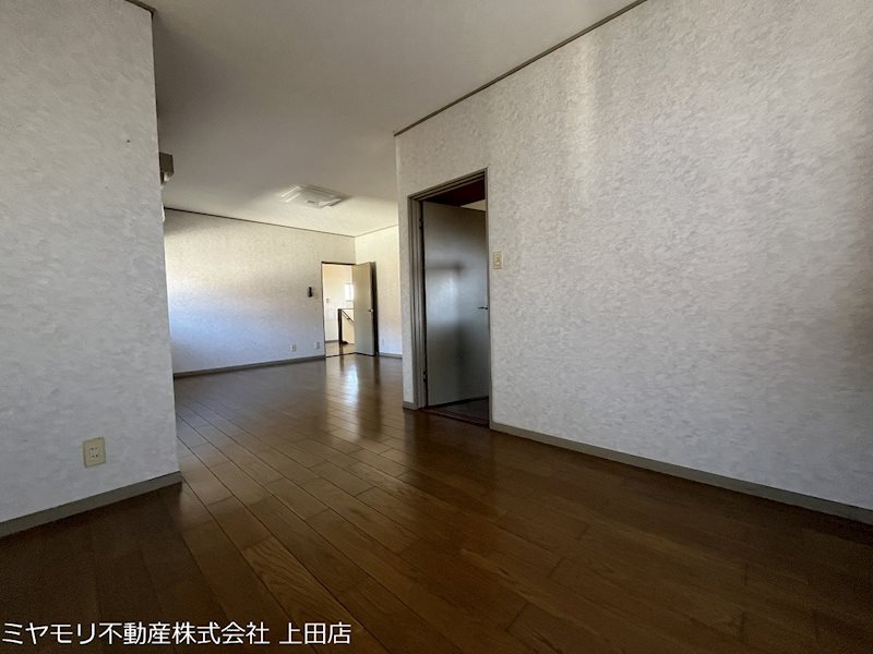 上田市上田　中古戸建 内観写真（リビング以外の居室）