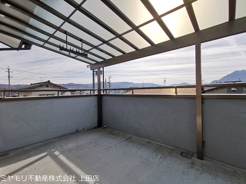 上田市生田　中古戸建 現地写真（バルコニー）