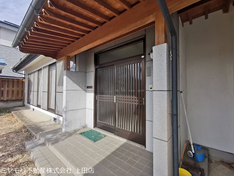 上田市生田　中古戸建 現地写真（玄関）