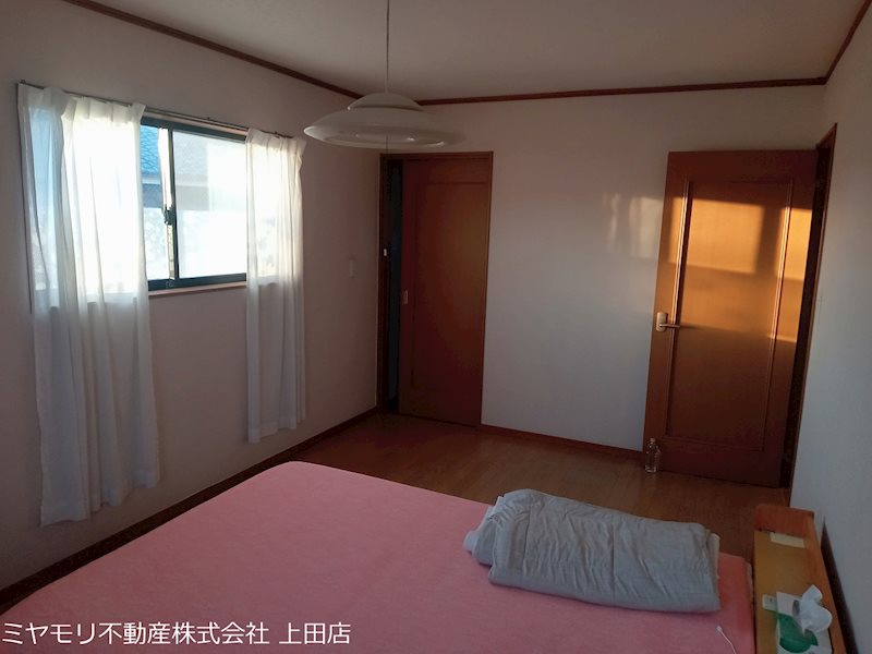 上田市材木町　中古戸建 内観写真（リビング以外の居室）