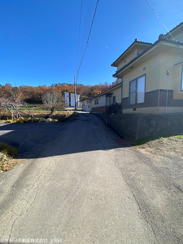 【商談中】　上田市中丸子　土地 現地写真（前面道路含む現地写真）