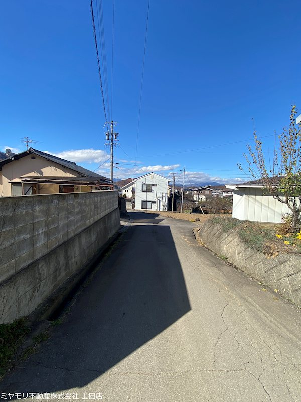 【商談中】　上田市中丸子　土地 現地写真（前面道路含む現地写真）