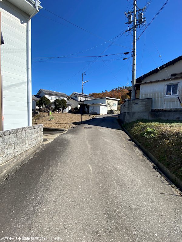 【商談中】　上田市中丸子　土地 現地写真（前面道路含む現地写真）