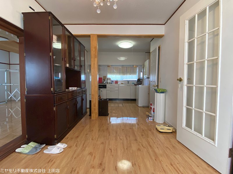 【商談中】上田市小泉　中古戸建 内観写真（リビング）