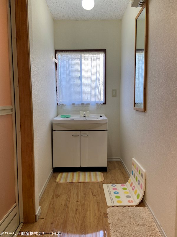 【商談中】上田市小泉　中古戸建 内観写真（洗面台・洗面所）