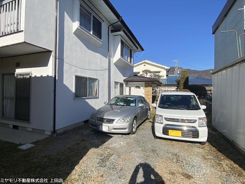 【商談中】上田市小泉　中古戸建 現地写真（駐車場）