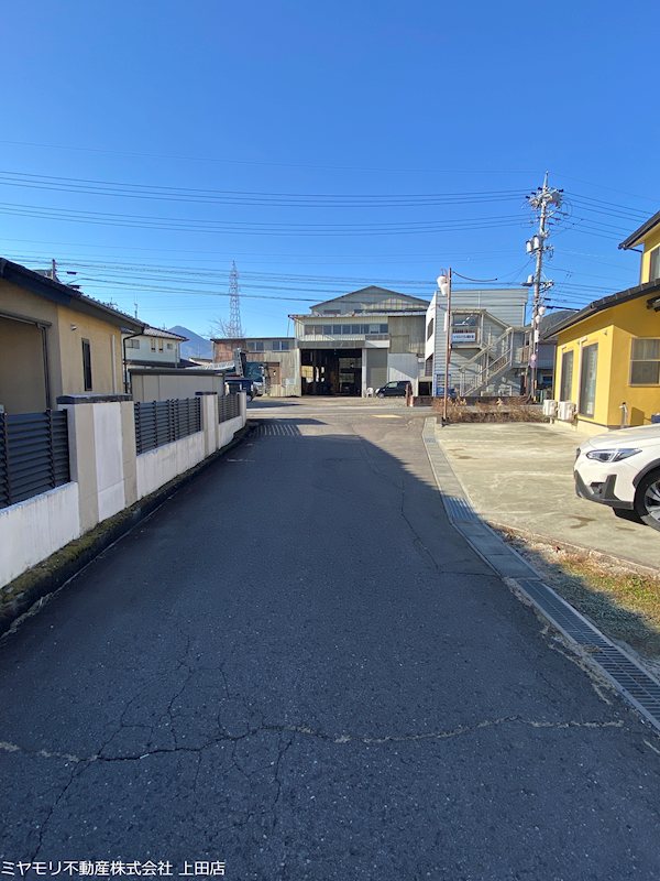 【商談中】上田市小泉　中古戸建 現地写真（前面道路含む現地写真）