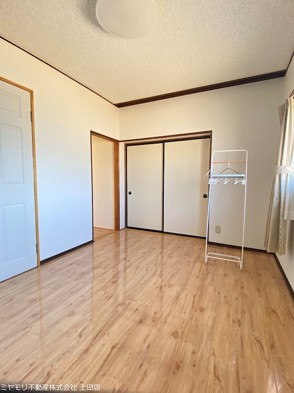 【商談中】上田市小泉　中古戸建 内観写真（リビング以外の居室）
