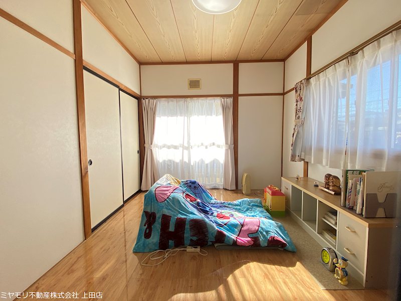 【商談中】上田市小泉　中古戸建 内観写真（リビング以外の居室）