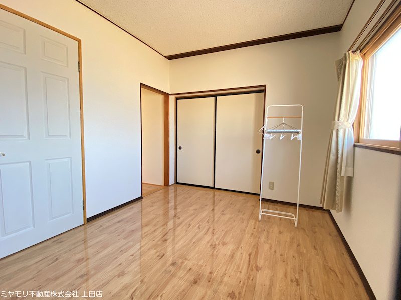 【商談中】上田市小泉　中古戸建 内観写真（リビング以外の居室）