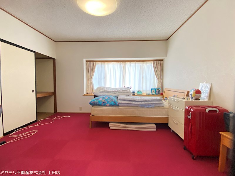 【商談中】上田市小泉　中古戸建 内観写真（リビング以外の居室）