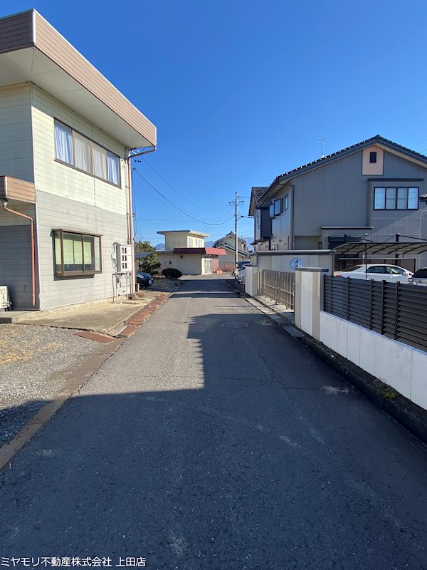 【商談中】上田市小泉　中古戸建 現地写真（前面道路含む現地写真）