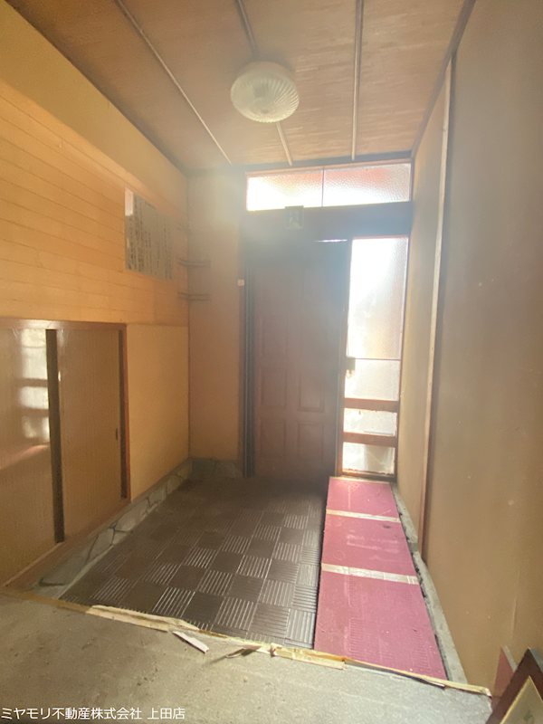 東御市県　中古戸建 現地写真（玄関）