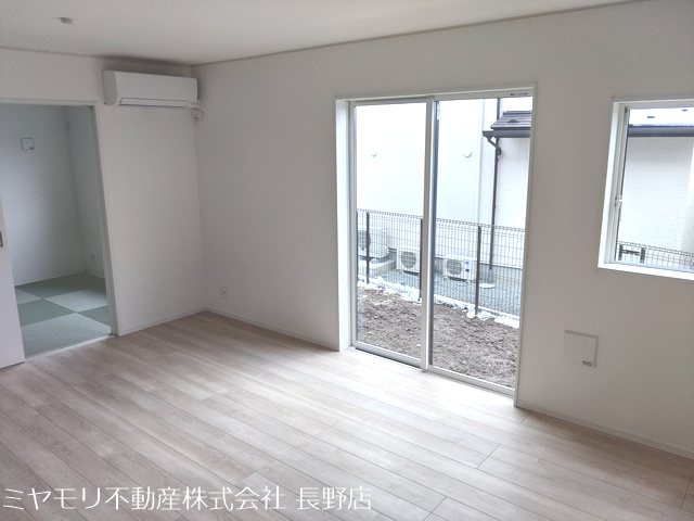 長野県長野市稲里町中央１丁目 内観写真（リビング）