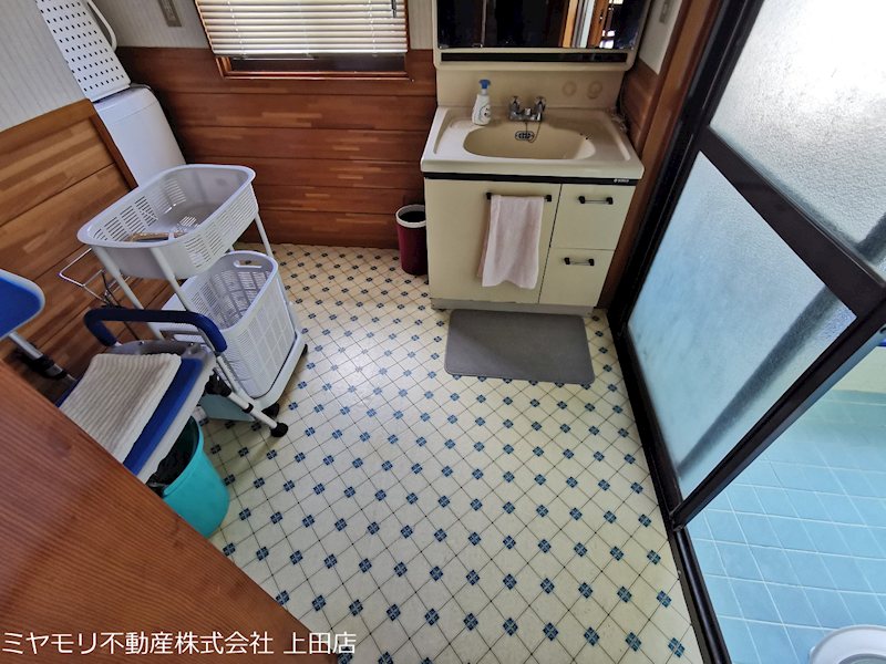 【商談中】上田市常磐城1丁目　中古戸建 内観写真（洗面台・洗面所）