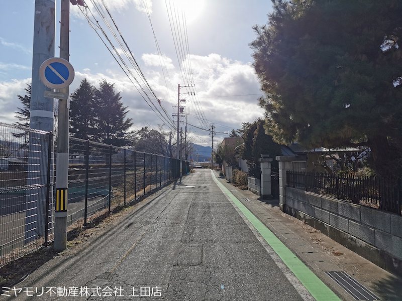 【商談中】上田市常磐城1丁目　中古戸建 現地写真（前面道路含む現地写真）
