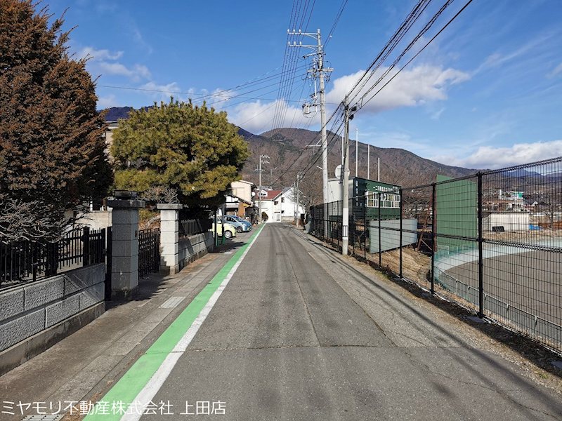 【商談中】上田市常磐城1丁目　中古戸建 現地写真（前面道路含む現地写真）