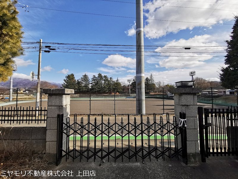 【商談中】上田市常磐城1丁目　中古戸建 現地写真（前面道路含む現地写真）
