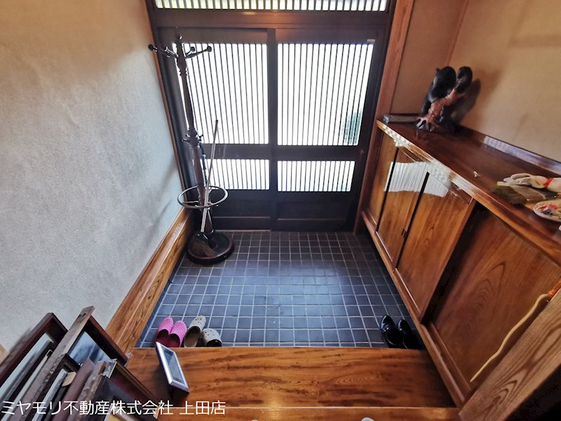 【商談中】上田市常磐城1丁目　中古戸建 現地写真（玄関）