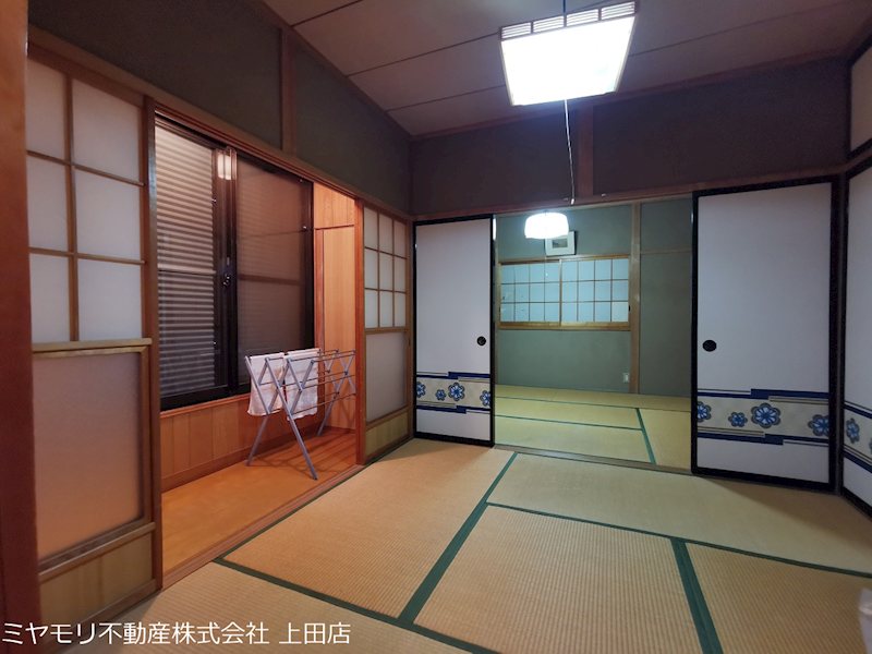 【商談中】上田市常磐城1丁目　中古戸建 内観写真（リビング以外の居室）
