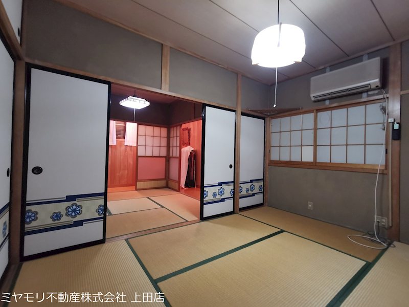 【商談中】上田市常磐城1丁目　中古戸建 内観写真（リビング以外の居室）