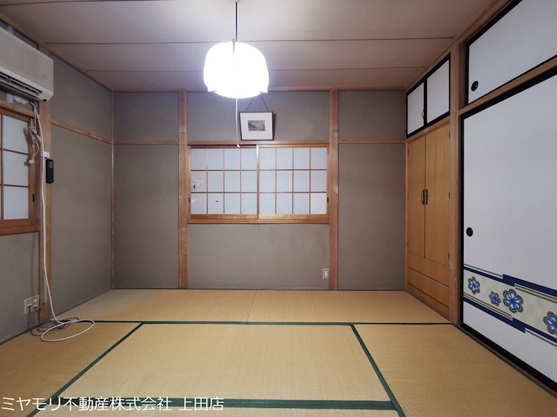 【商談中】上田市常磐城1丁目　中古戸建 内観写真（リビング以外の居室）