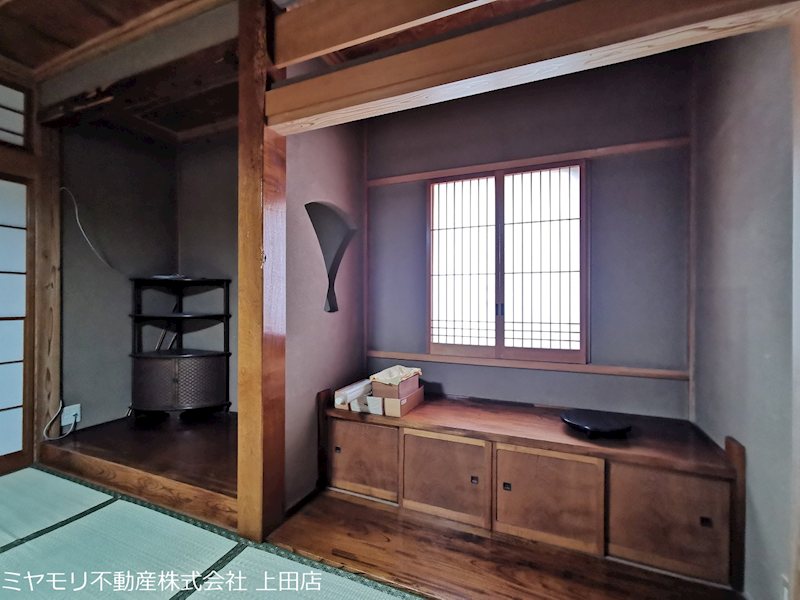 【商談中】上田市常磐城1丁目　中古戸建 内観写真（リビング以外の居室）