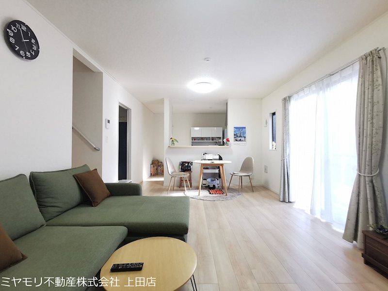 【商談中】上田市諏訪形　中古戸建 内観写真（リビング）