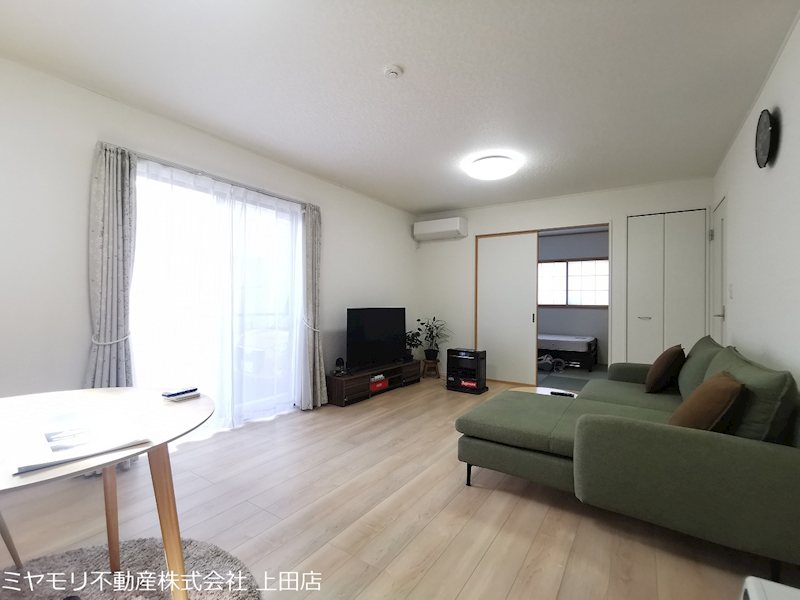 【商談中】上田市諏訪形　中古戸建 内観写真（リビング）
