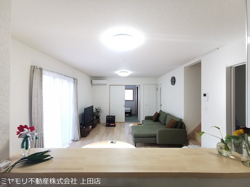 【商談中】上田市諏訪形　中古戸建 内観写真（リビング）
