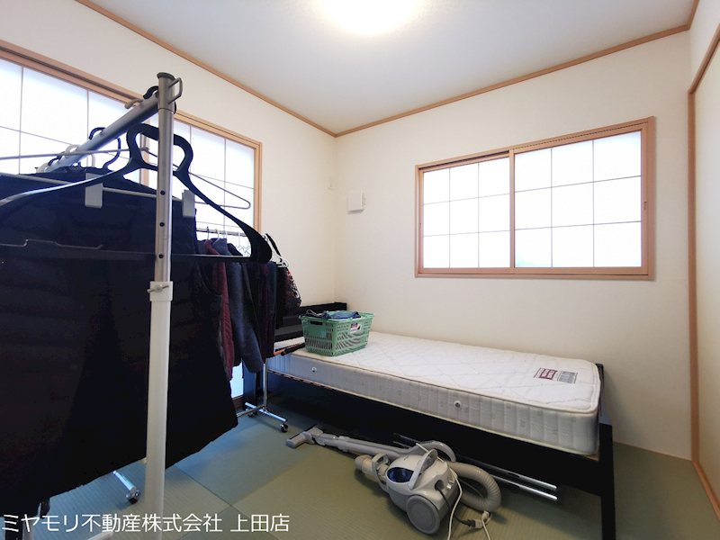 【商談中】上田市諏訪形　中古戸建 内観写真（リビング以外の居室）