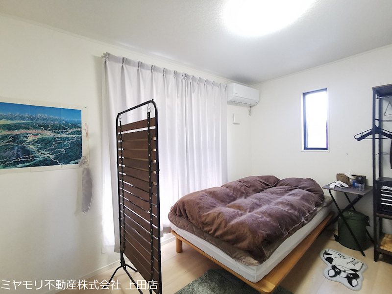 【商談中】上田市諏訪形　中古戸建 内観写真（リビング以外の居室）