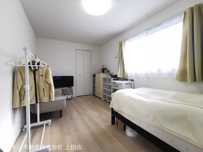 【商談中】上田市諏訪形　中古戸建 内観写真（リビング以外の居室）