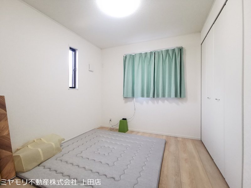 【商談中】上田市諏訪形　中古戸建 内観写真（リビング以外の居室）