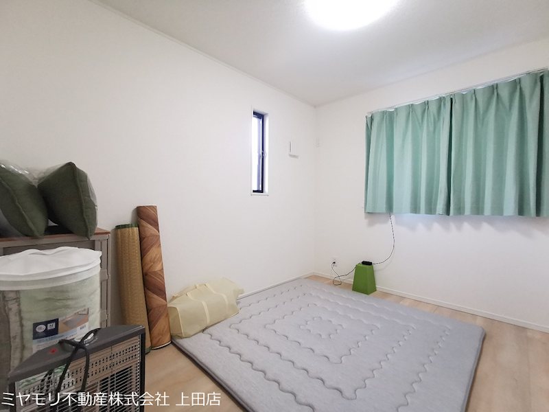 【商談中】上田市諏訪形　中古戸建 内観写真（リビング以外の居室）