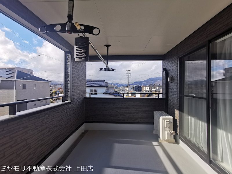 【商談中】上田市諏訪形　中古戸建 現地写真（バルコニー）